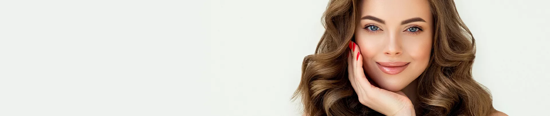 uśmiechnięta kobieta z długimi brązowymi włosami - bannerKontakt